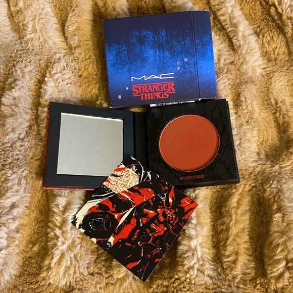 M•A•C LIMITED EDITION STRANGER THINGS BLUSH - Picture 14 of 16